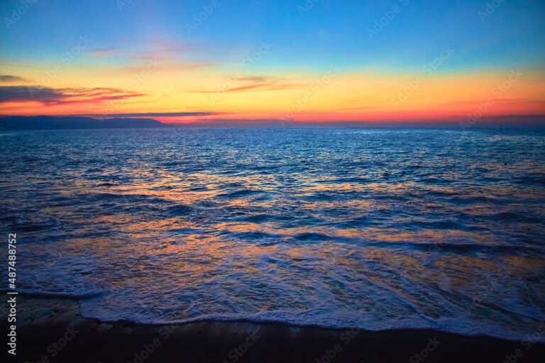 olas del mar al atardecer