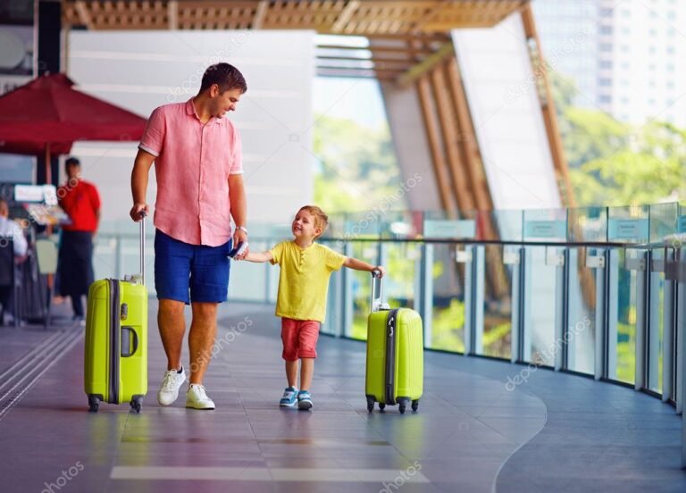 padre e hijo listos para viajar