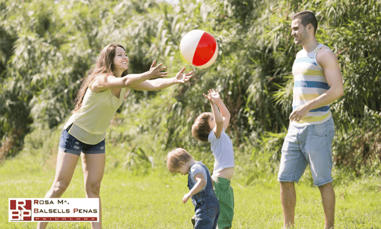 padres jugando con ninos al aire libre