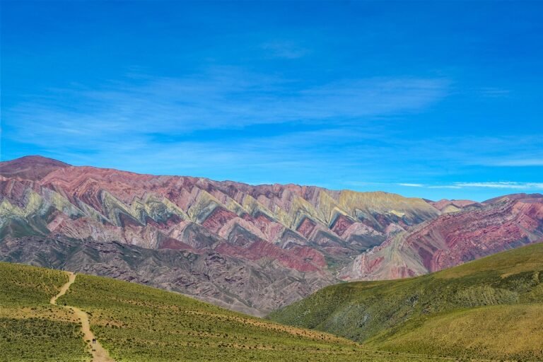 paisaje de jujuy con montanas y cielo