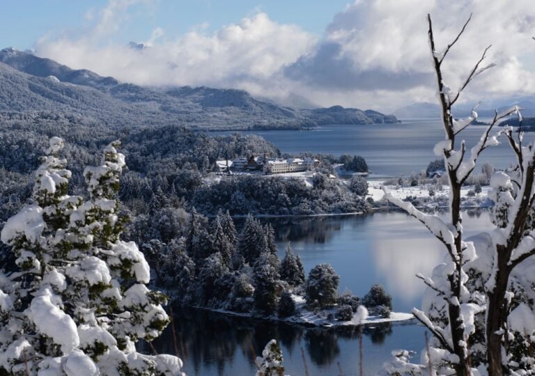 paisaje nevado de bariloche en invierno