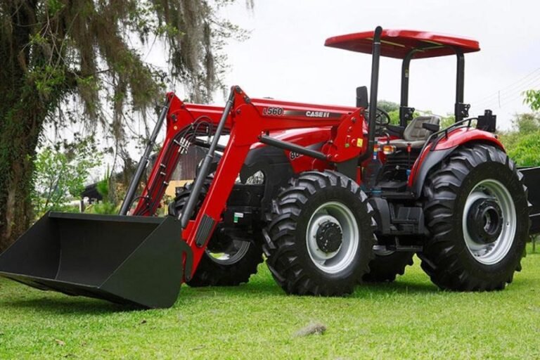 pala frontal de tractor en campo agricola