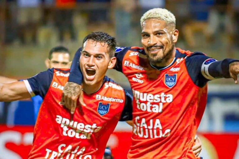 paolo guerrero celebrando un gol en el campo