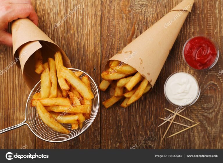 papas fritas en tubo sobre una mesa