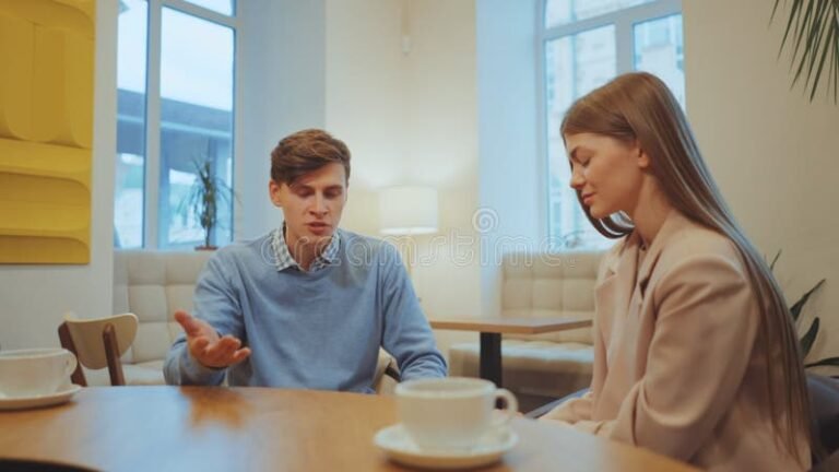 parece una pareja discutiendo en un cafe