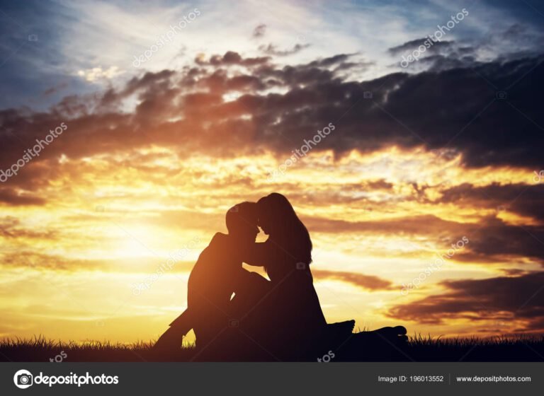 pareja abrazada bajo un atardecer romantico