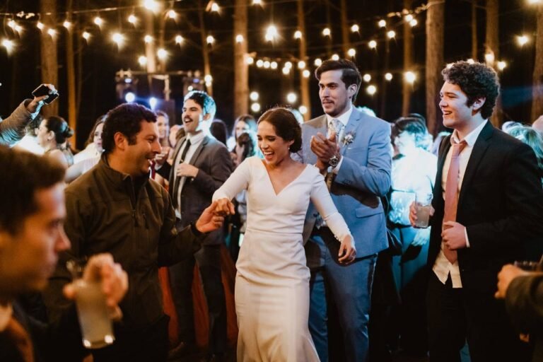 pareja bailando en un ambiente festivo