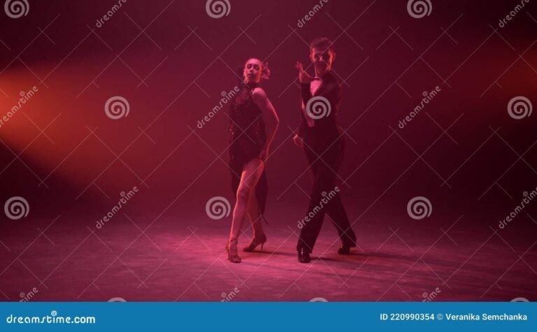 pareja bailando en un escenario iluminado