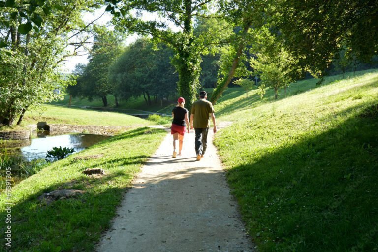 pareja caminando en un parque
