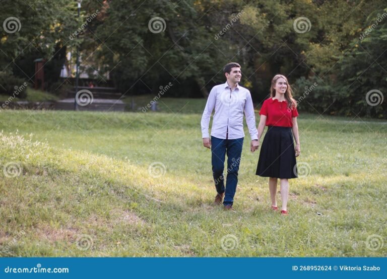 pareja caminando juntos en un parque