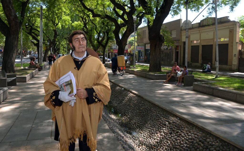 Dónde encontrar hombres que buscan hombres en Mendoza 1 pareja caminando por las calles de mendoza