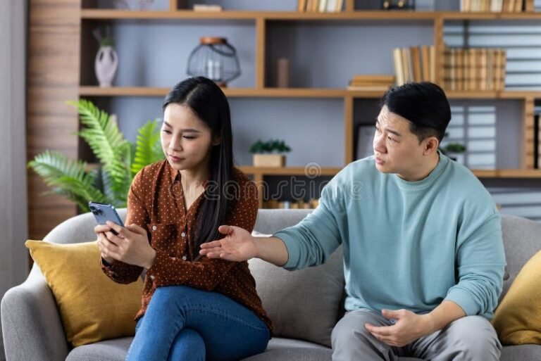 pareja discutiendo en un ambiente casual