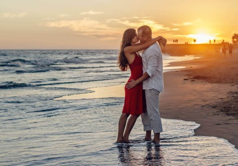 pareja explorando un destino romantico