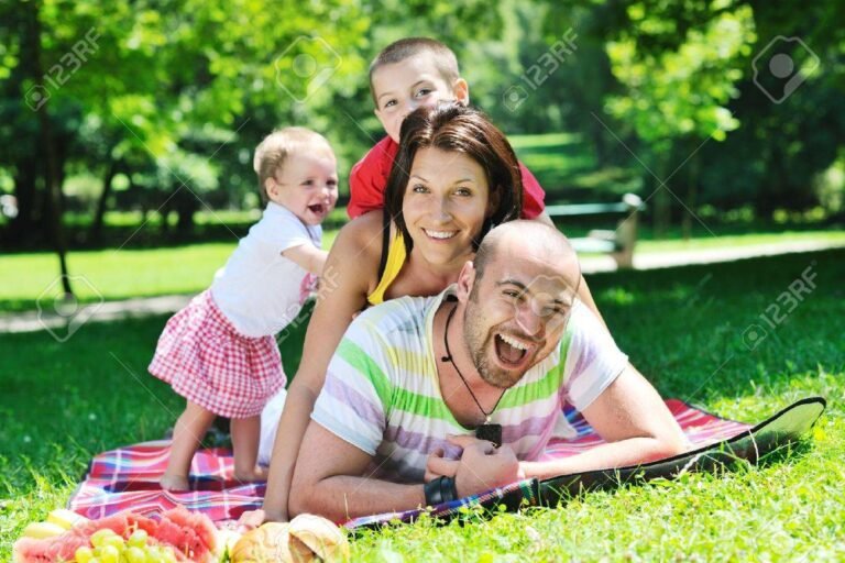 pareja feliz con ninos en un parque