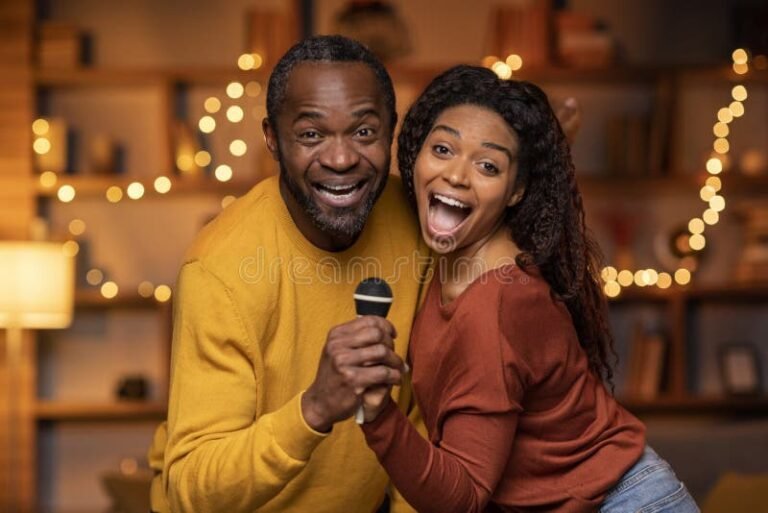 Qué sorpresas trae el nuevo álbum "Índigo" de Camilo y Evaluna Montaner 14 pareja feliz disfrutando de musica en casa