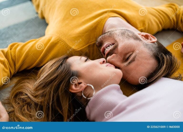 pareja feliz disfrutando un momento juntos