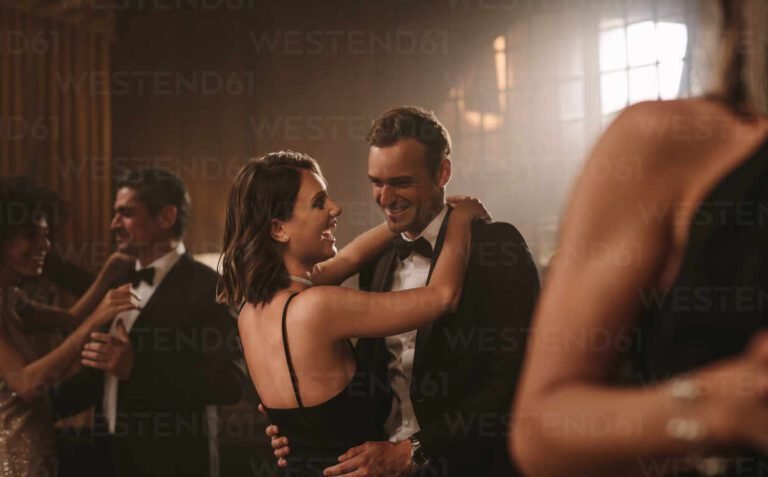 pareja feliz en un evento de gala