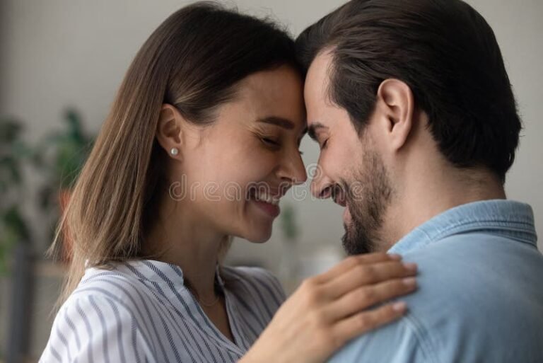 pareja feliz en un momento romantico