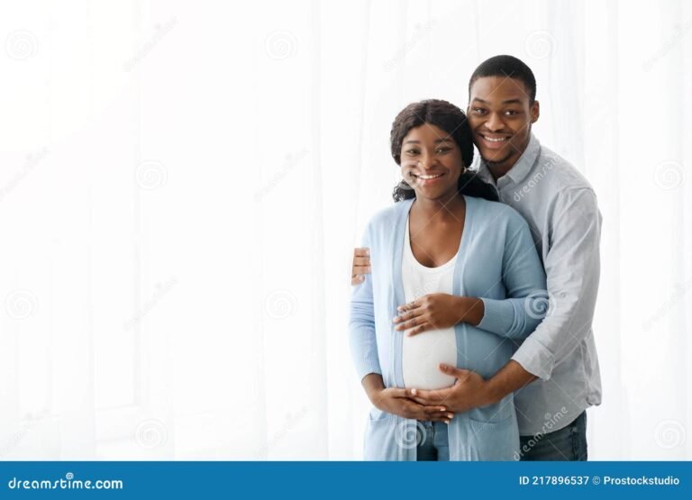 pareja feliz esperando un bebe