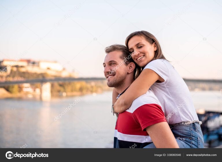 pareja joven disfrutando juntos al aire libre