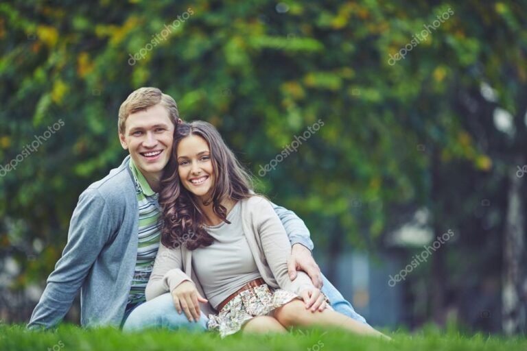 Quiénes son Mario Guerci y Camila Cavallo, la pareja del momento 10 pareja sonriente en un entorno natural