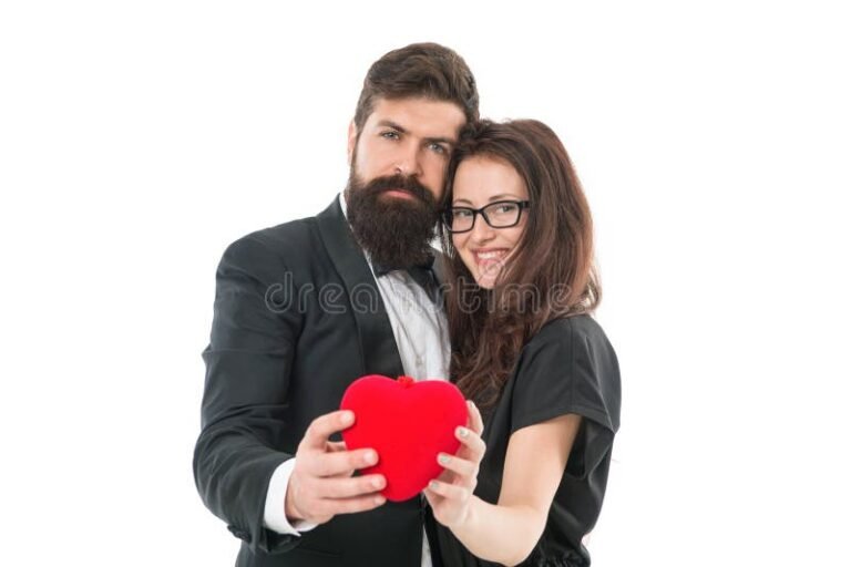 pareja sonriente en un evento elegante