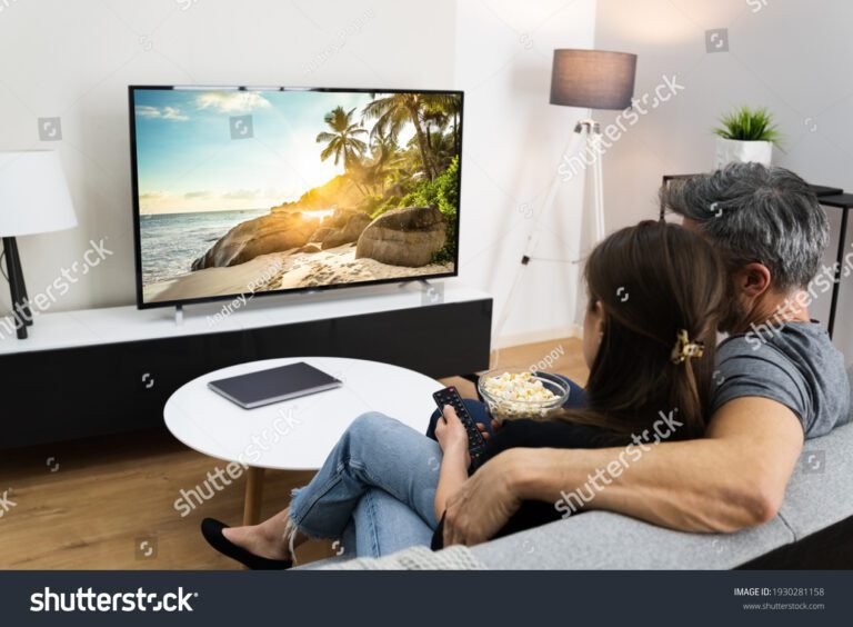 pareja viendo contenido en una pantalla