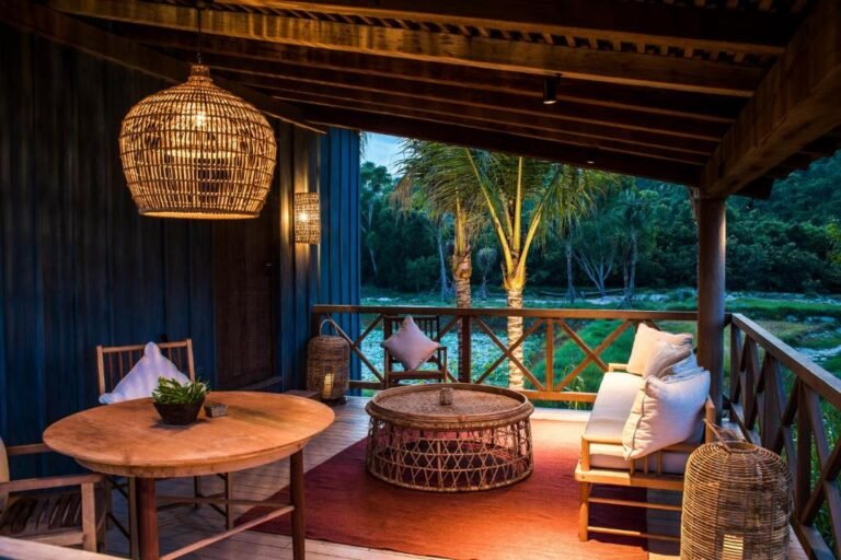 parrilla humeante en una terraza marina