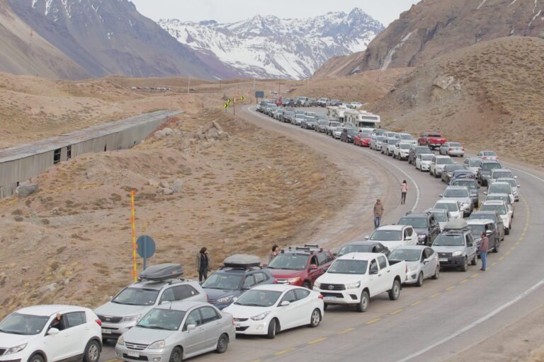pasajeros cruzando frontera entre argentina y chile