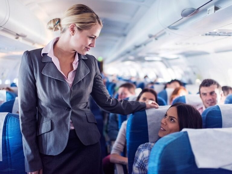 Es posible comprar pasajes en cuotas con Aerolíneas Argentinas 15 pasajeros felices en un viaje aereo