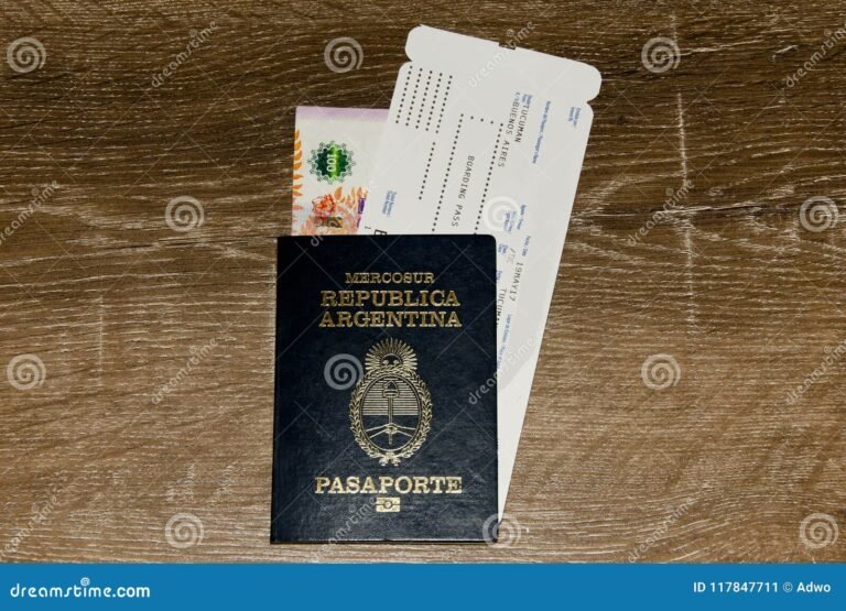 pasaporte argentino en un fondo frances