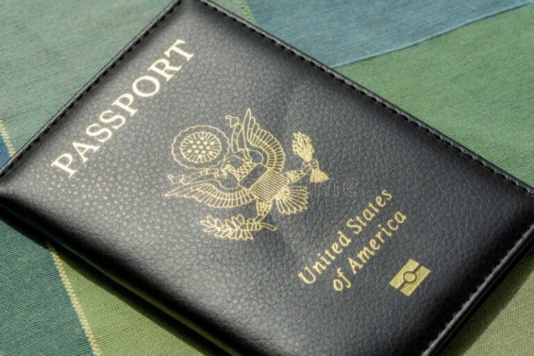 pasaporte y visa estadounidense sobre una mesa
