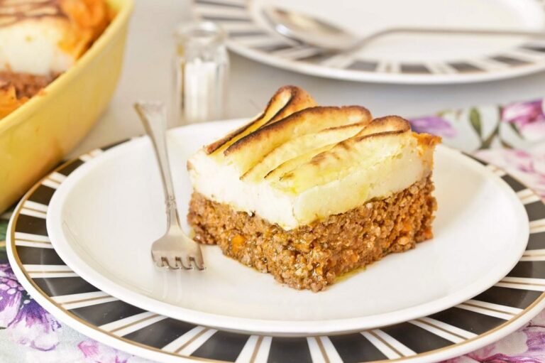 pastel de papa recien horneado en la mesa