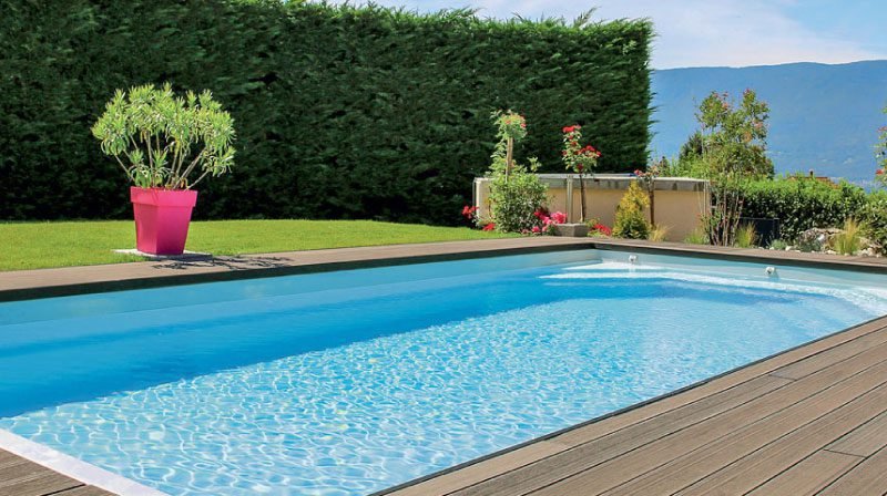 Cómo diseñar patios chicos con piletas de fibra para aprovechar el espacio 1 patio pequeno con pileta de fibra