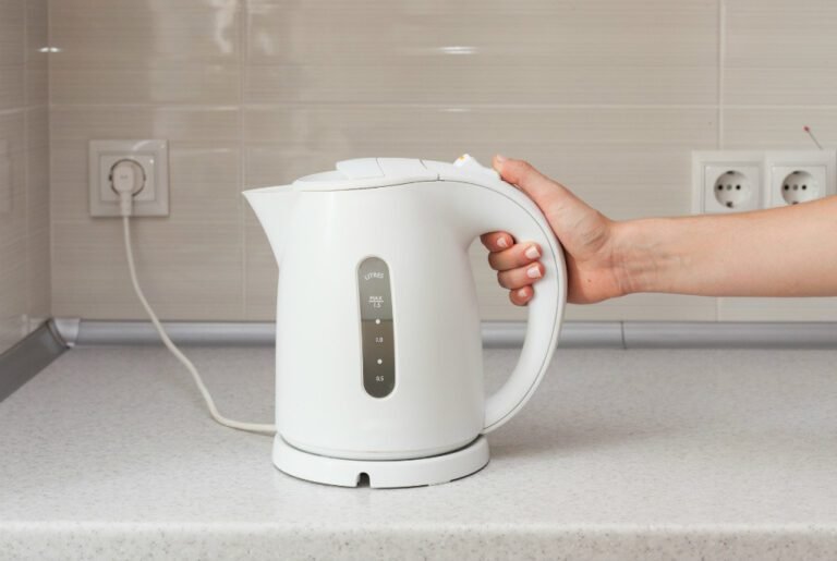 pava electrica hirviendo agua en cocina