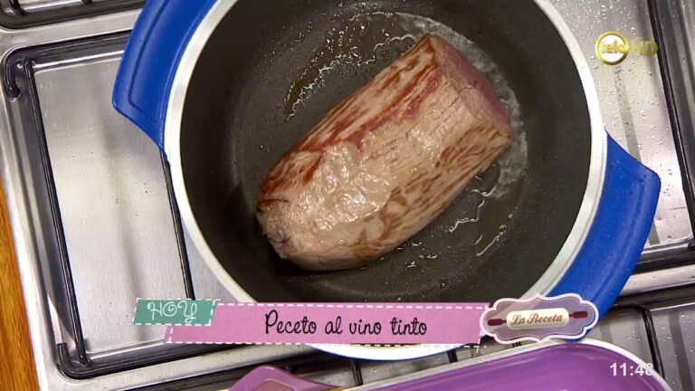 peceto cocinandose en una olla con papas