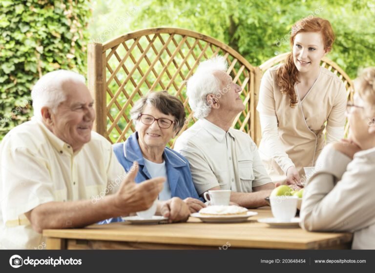 pensionistas felices disfrutando de su tiempo