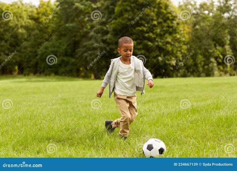 pequeno nino jugando con una pelota