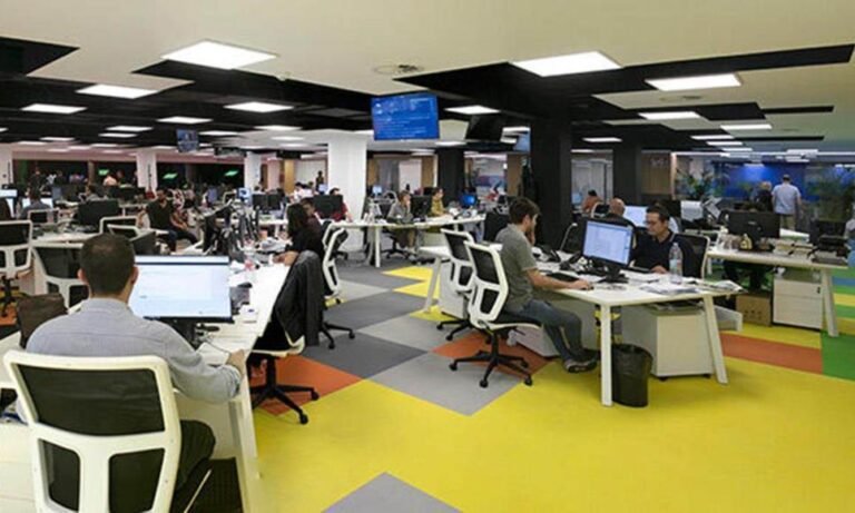 periodista trabajando en una redaccion moderna