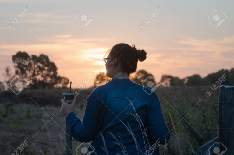 persona compartiendo mate en un paisaje