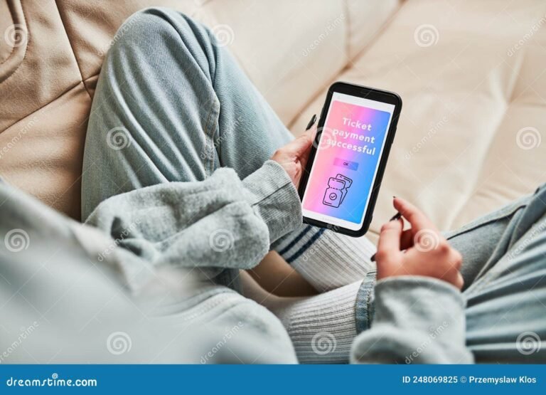 persona comprando entradas en linea 1