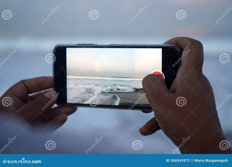 persona con dispositivo movil en un paisaje