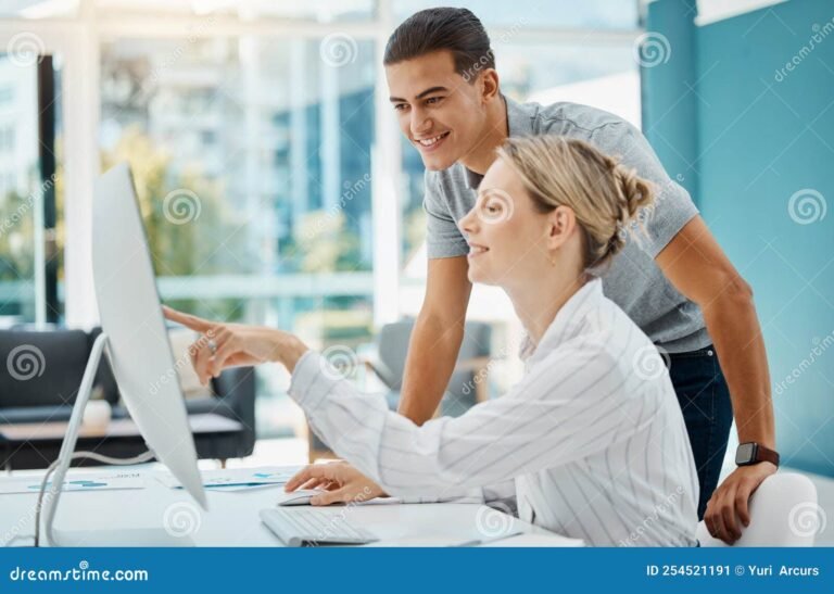 persona consultando en una computadora 1