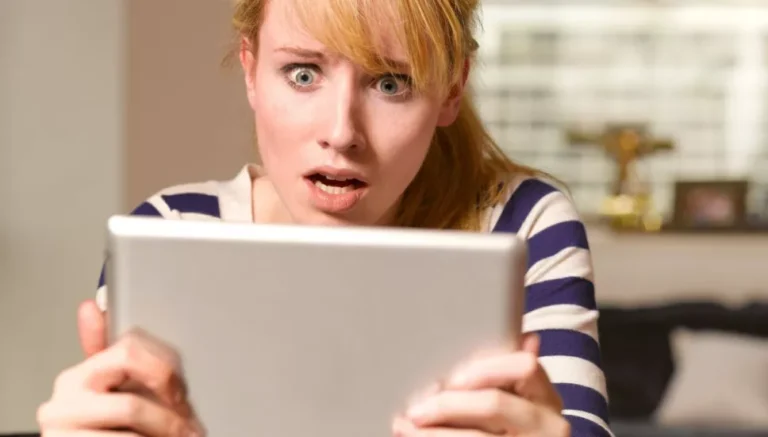 persona creando contenido en casa