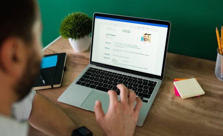 persona enviando curriculum por computadora