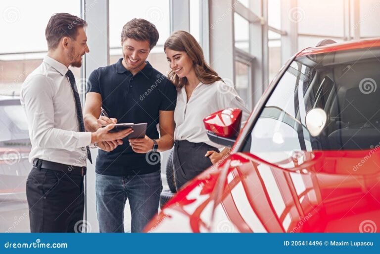 persona firmando documentos en un automovil
