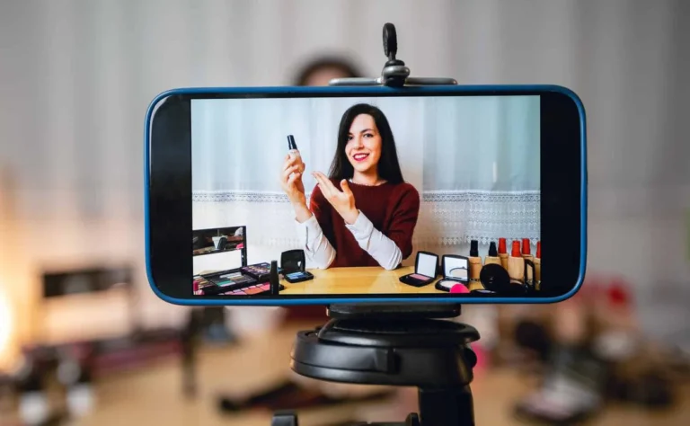 persona grabando pantalla en un smartphone