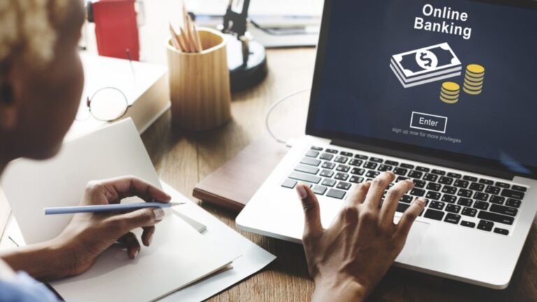 persona haciendo una transaccion financiera en linea