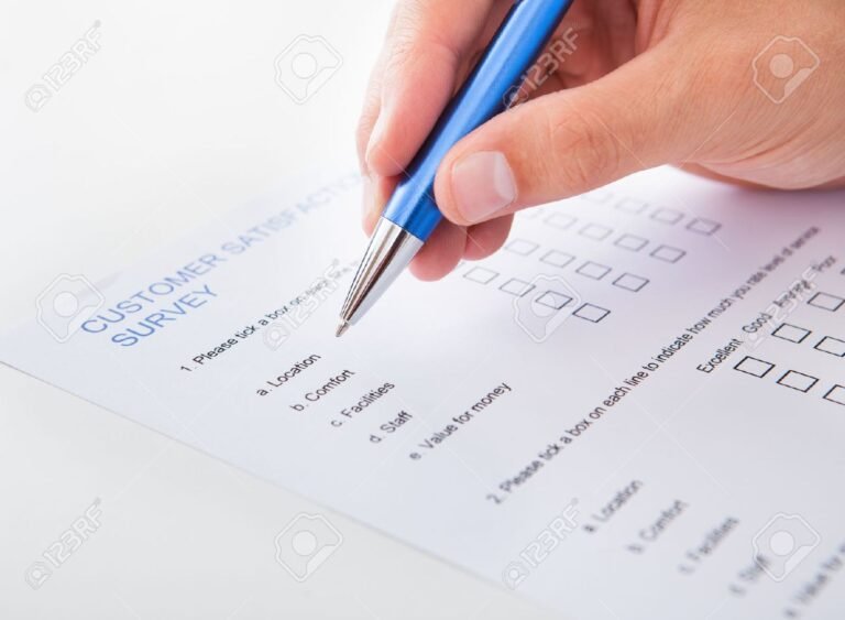 persona llenando un formulario en escritorio