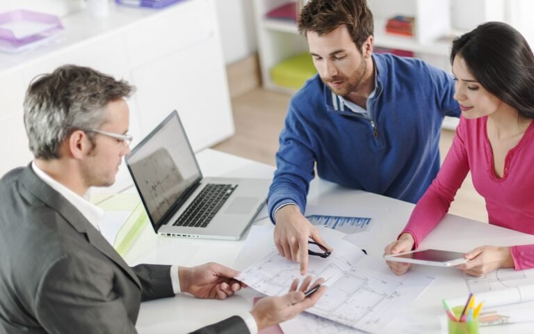 persona mirando opciones de prestamos en linea